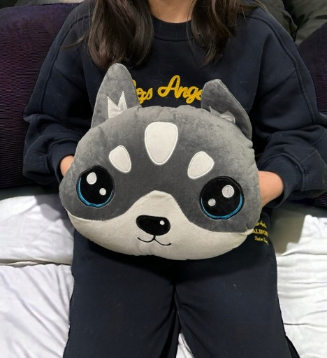 MASKOTKA PODUSZKA KOC OGRZEWACZ DO RĄK PIES HUSKY POPIELATY Z KOCEM 4w1