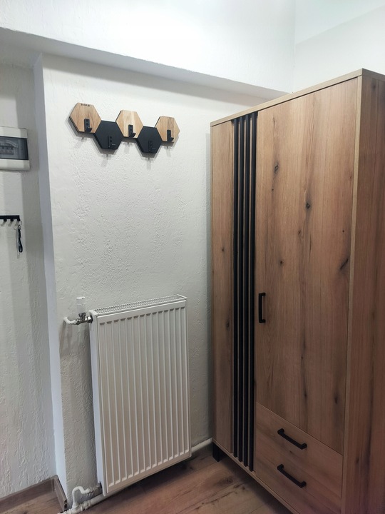 Wieszak ścienny do przedpokoju na ubrania na sciane drewniany Hexagon