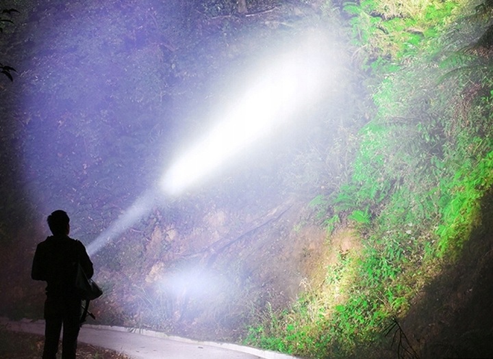 MOCNA LATARKA AKUMULATOROWA LED SZPERACZ CREE