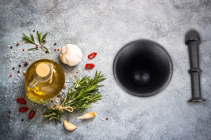 MOŹDZIERZ ŻELIWNY KUCHENNY Z TŁUCZKIEM DO PRZYPRAW ZIÓŁ TŁUCZEK UBIJAK