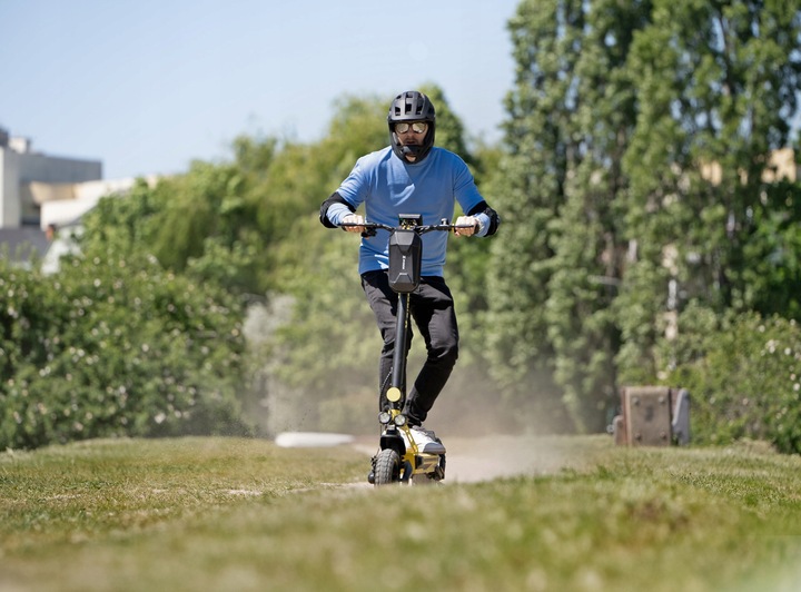 HULAJNOGA ELEKTRYCZNA DLA DOROSŁYCH XRIDER F10 APLIKACJA KERS 1400W