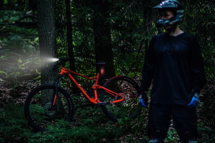 Tylna lampka latarka rowerowa czerwone światło LED AQY SPECTER USB TYP C