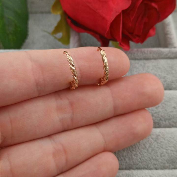 Złote kolczyki codzienne kółka skręcane dla kobiety pozłacane na prezent