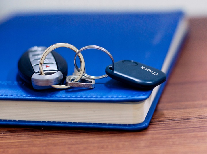 iTrack1 Lokalizator Bluetooth 5.0 Brelok Kluczy Portfela Alarm na PREZENT