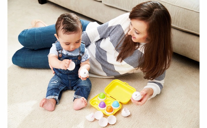 TOMY PISZCZĄCE JAJECZKA 6 jajek w pojemniku do sortowania 501T814