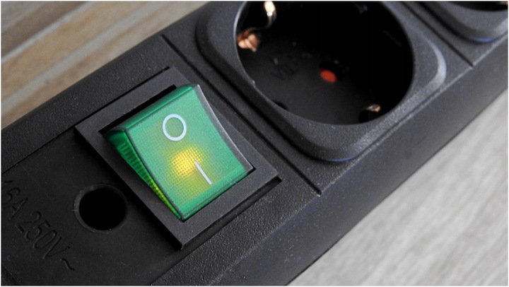 Przedłużacz 4 Gniazda Listwa z PŁASKĄ Wtyczką Do Ciasnych Miejsc Kabel 2m