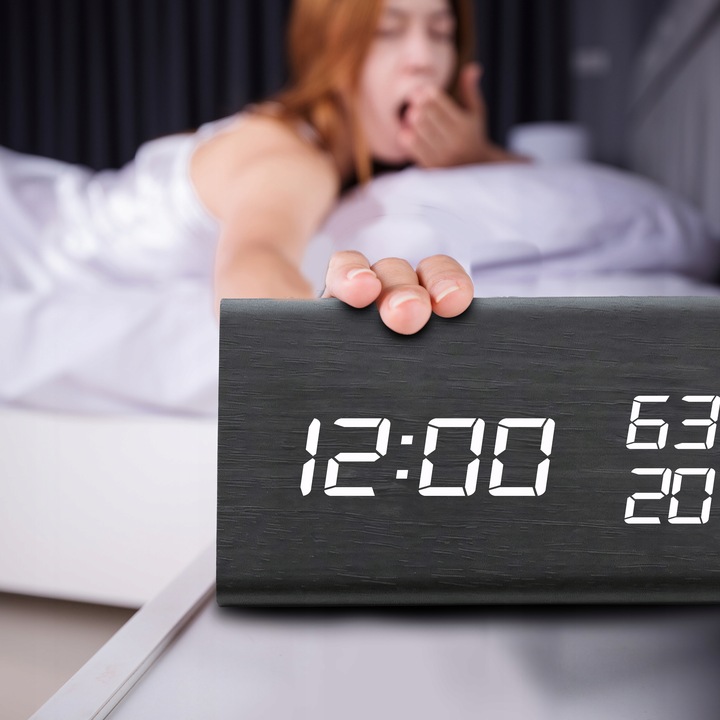 BUDZIK ZEGAR ELEKTRONICZNY TERMOMETR ALARM CYFROWY ZEGAREK STOJĄCY