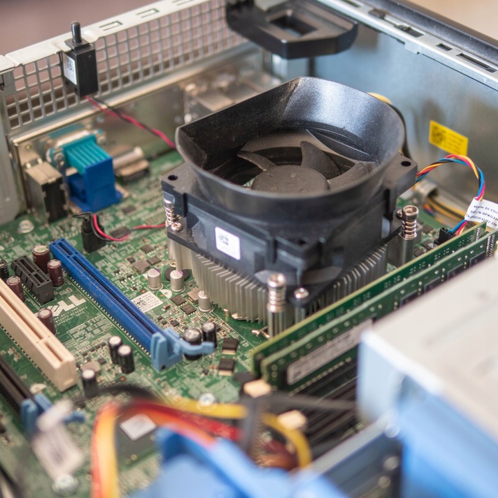 KOMPUTER DELL i3 8GB 128GB SSD WINDOWS 10