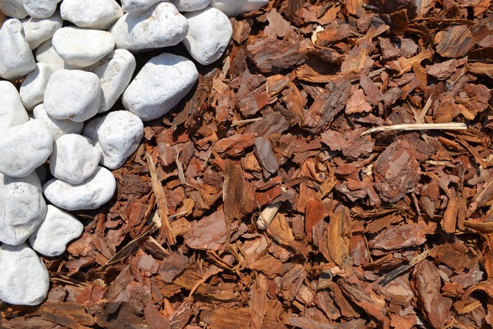 Kora Sosnowa Średnia 80L ściółka naturalna do ogrodu ochrona roślin