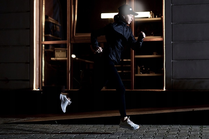 CZARNA CZAPKA Z DASZKIEM Z LATARKĄ USB POCZWÓRNE MOCNE DIODY LED WEBSKI