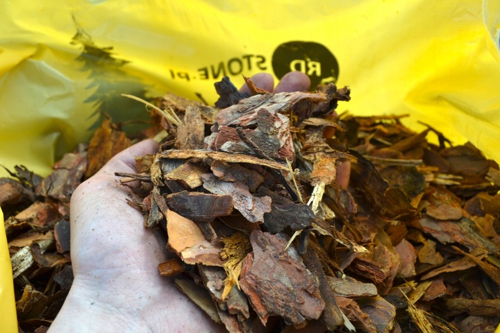 Kora sosnowa sortowana ŚREDNIA 60 l przesiewana