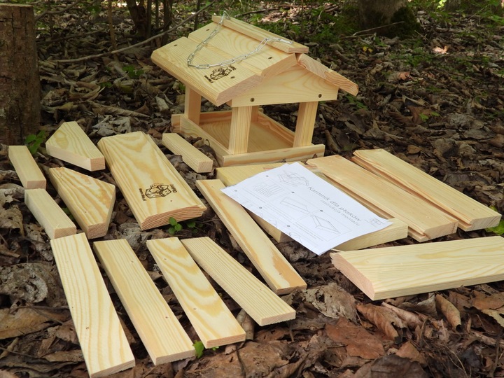 Karmnik dla ptaków do samodzielnego montażu – solidny, drewniany