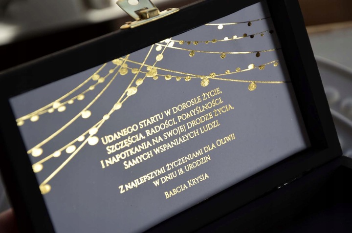 Pudełko na Pieniądze Prezent na 18 urodziny OSIEMNASTKA CZARNE BIAŁE