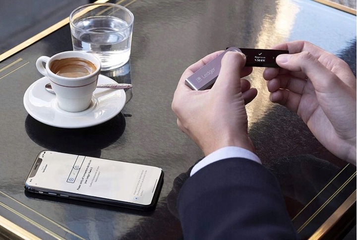 Portfel kryptowaluty LEDGER NANO X BTC ETH DOGE XRP ADA BCH wallet BitCoin