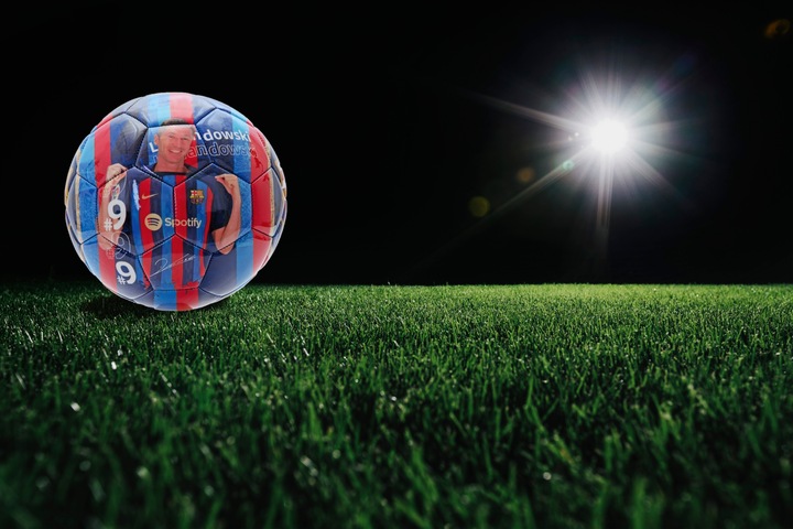 ORYGINALNA PIŁKA NOŻNA FC BARCELONA r5 LEWANDOWSKI DO NOGI NA TRAWĘ