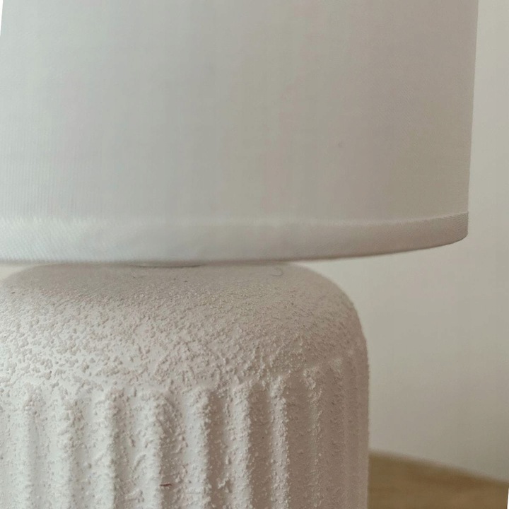 Lampka nocna z abażurem biała ceramiczna ryflowana DION D1