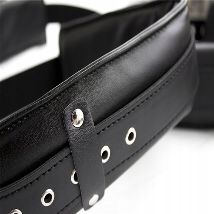 SKÓRZANA UPRZĄŻ DO SEKSU PODTRZYMUJE UDA