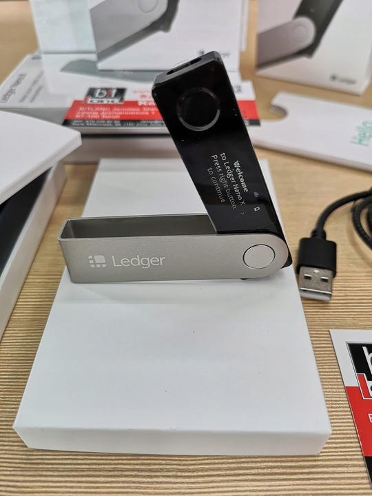 Portfel kryptowaluty LEDGER NANO X BTC ETH DOGE XRP ADA BCH wallet BitCoin