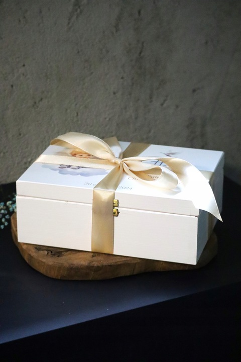 PREZENT NA CHRZEST ŚWIĘTY Pamiątka Chrztu Świętego BIAŁE PUDEŁKO Z BIBLIĄ