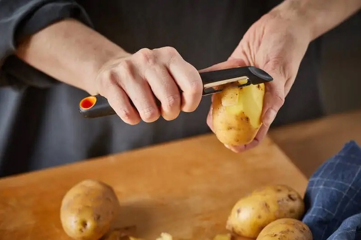 FISKARS FUNCTIONAL FORM 1014419 SKROBACZKA DO WARZYW 6 CM Z RUCHOMĄ GŁOWICĄ