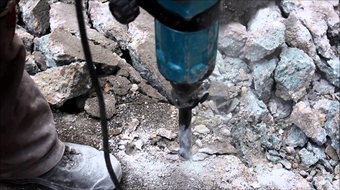 Młot wyburzeniowy Makita HM1317C