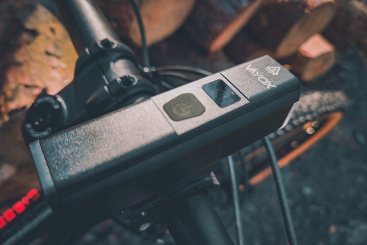 LAMPKA ROWEROWA PRZÓD OŚWIETELNIE ROWEROWE LED PRO VAYOX USB-C 1300lm IPX6