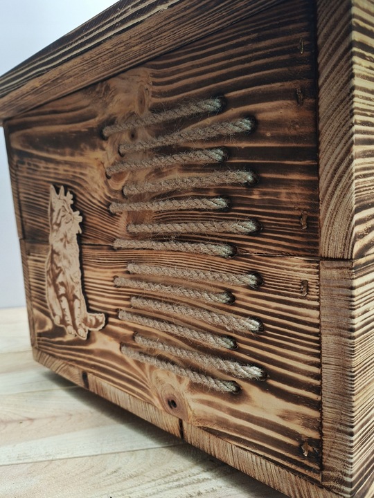 Drewniany domek dla kota Roz. M