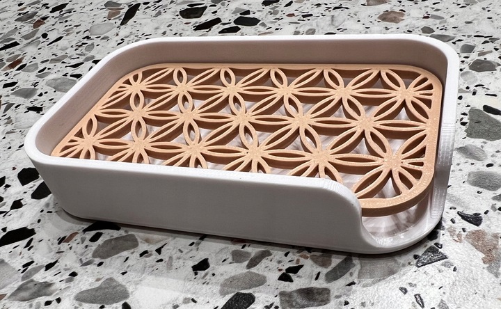 Biała mydelniczka z ociekaczem na blat – wolnostojąca i elegancka