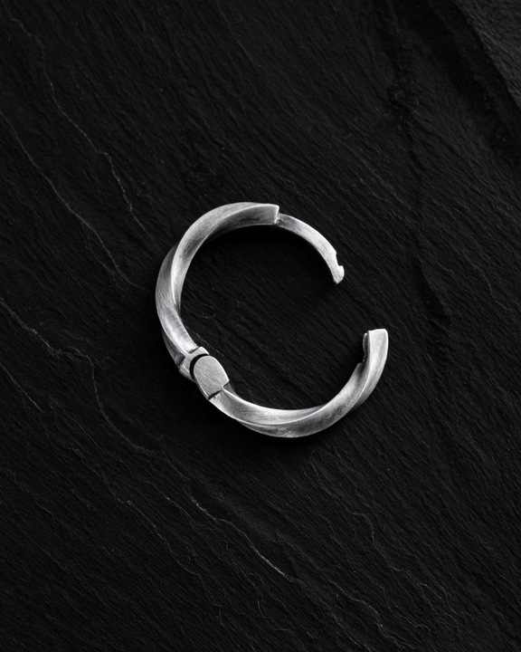 Srebrny kolczyk-kółko THE SPIRAL OF TIME