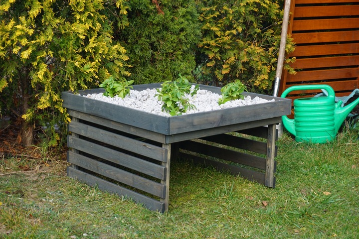 GARAŻ DLA ROBOTA KOSZĄCEGO Z OGRÓDKIEM DLA KOSIARKI AUTOMATYCZNEJ