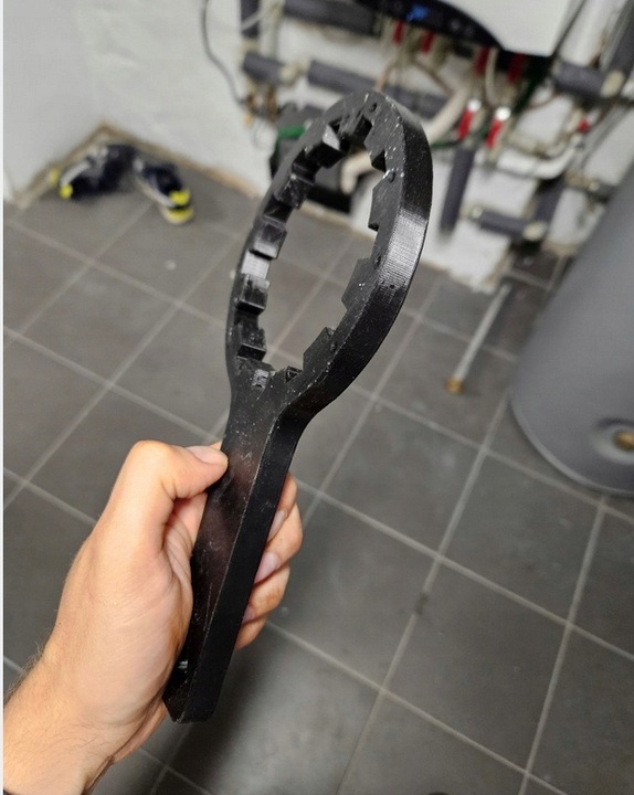 KLUCZ DO KORPUSU FILTRA WODY 10" PASUJE DO UST M WRT BARDZO MOCNY