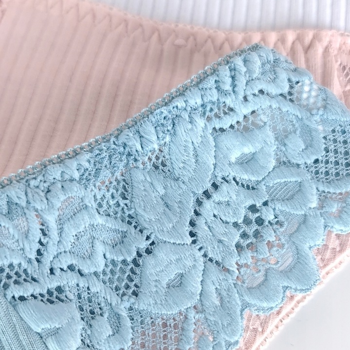 5x WYGODNE BAWEŁNIANE PRĄŻKOWANE STRINGI Z KORONKĄ S/M