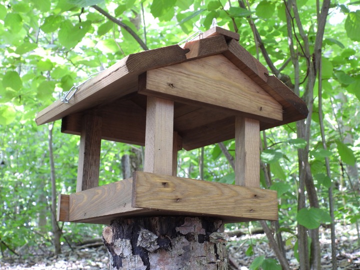 Karmnik dla ptaków zimujących K-35 Klasyczny Drewniany Domek Budka