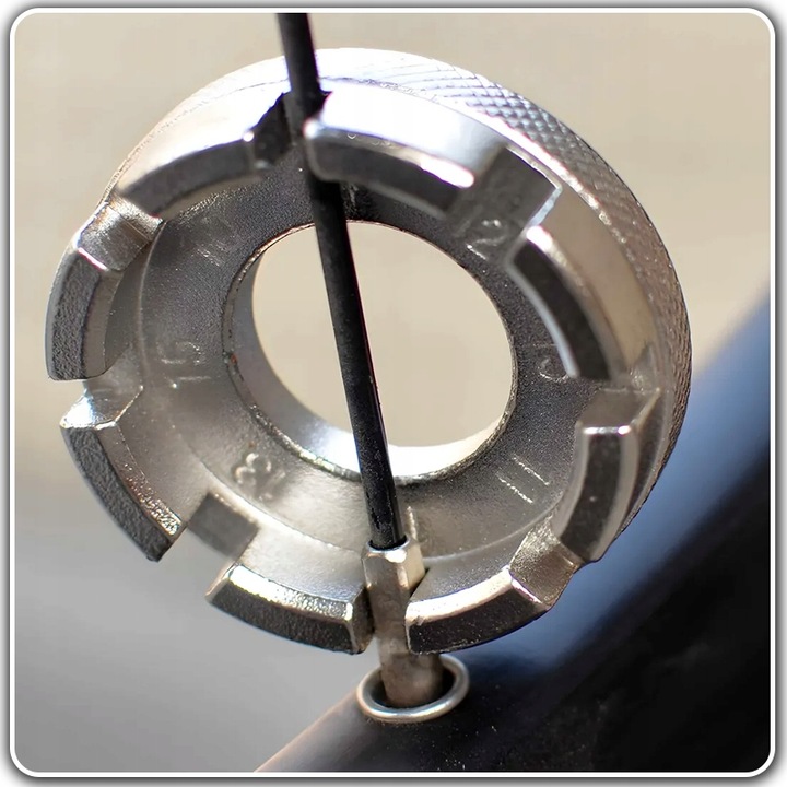 ZESTAW NARZĘDZI ROWEROWYCH KLUCZE KORBY DO ROWERU SKUWACZ BACIK 6 ELEMENTÓW