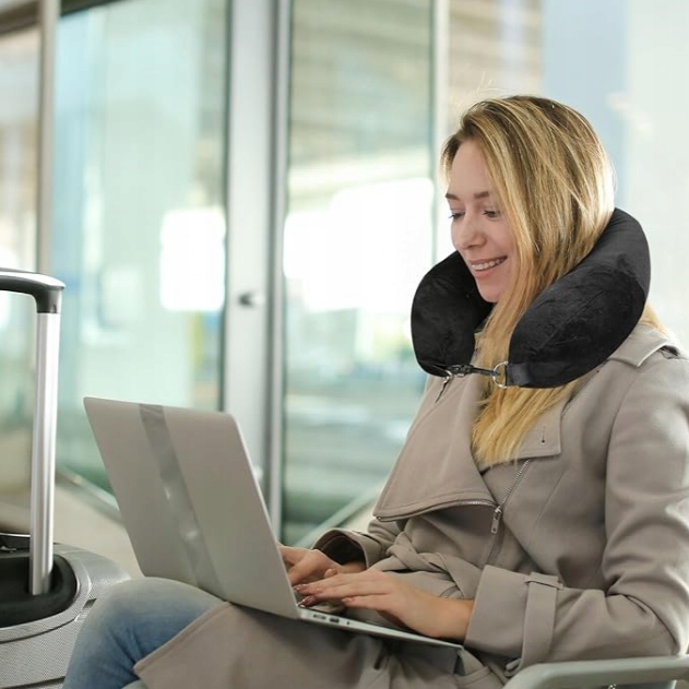 poduszka podrozna na ubrania z miejscem na dodatkowy bagaż Czarna