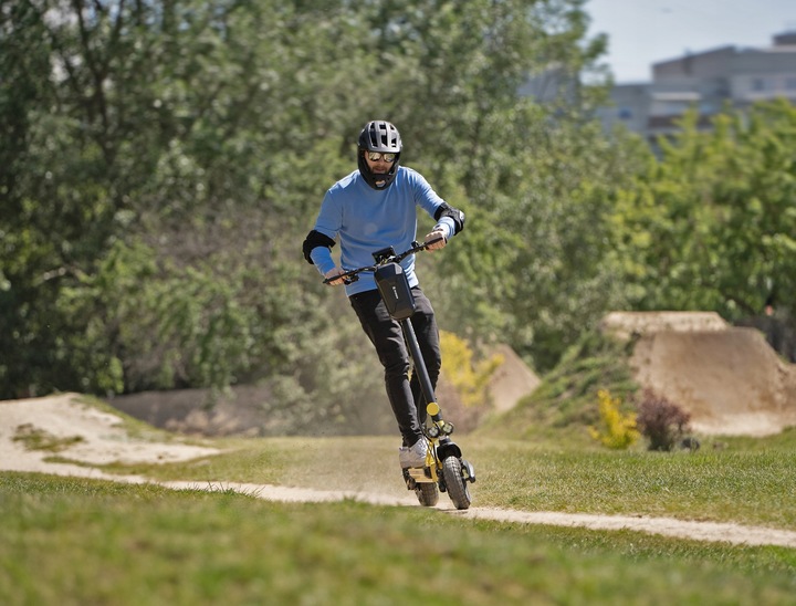 HULAJNOGA ELEKTRYCZNA DLA DOROSŁYCH XRIDER F10 APLIKACJA KERS 1400W