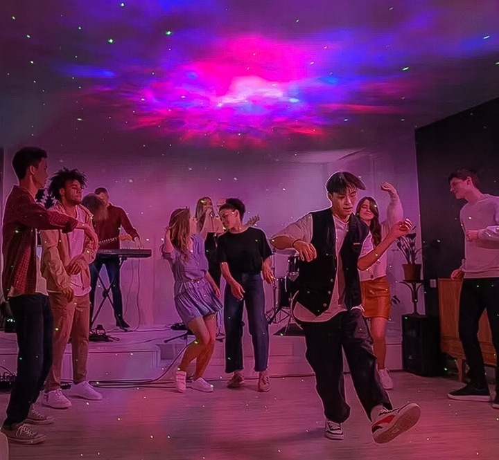 PROJEKTOR GWIAZD ASTRONAUTA SIEDZĄCY LAMPKA NOCNA DLA DZIECI XTECH BIAŁY