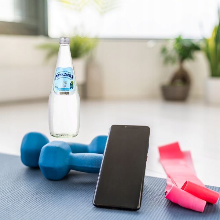 PIWNICZANKA Naturalna Woda Mineralna Niskonasycona CO2 w Szkle 700 ml