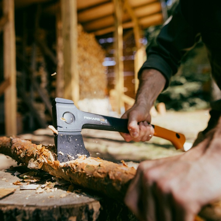 FISKARS X-series Siekiera uniwersalna X18 ostrze S ciesielska drewna
