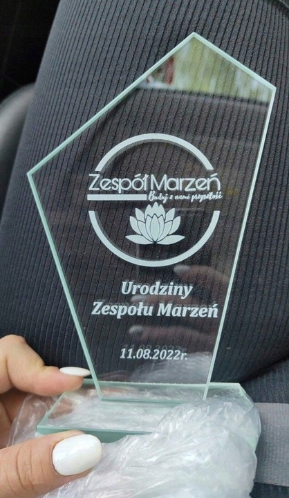 Statuetka szklana z grawerem na prezent własny projekt