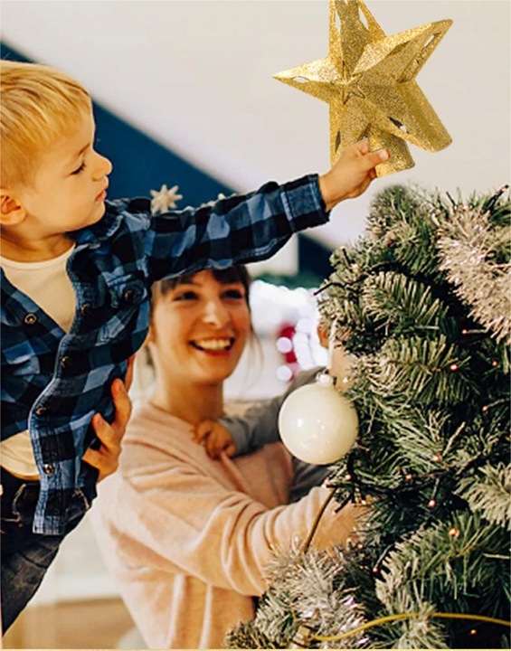 Projektor LED oświetla gwiazdy na czubku choinki, ozdoby świąteczne