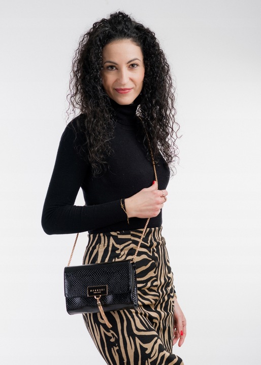 TOREBKA LISTONOSZKA MONNARI WIZYTOWA KOPERTÓWKA Czarna na łańcuszku