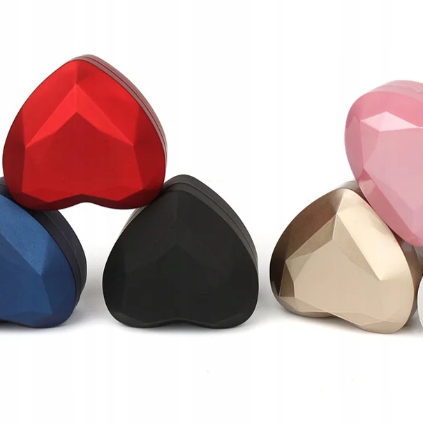 CZERWONE PUDEŁKO SERCE NA PIERŚCIONEK ZARĘCZYNOWY ZE ŚWIATEŁKIEM LAMPKĄ LED