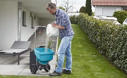 Siewnik ręczny do nawozów piasku nasion trawy XL Gardena 18l Uniwersalny