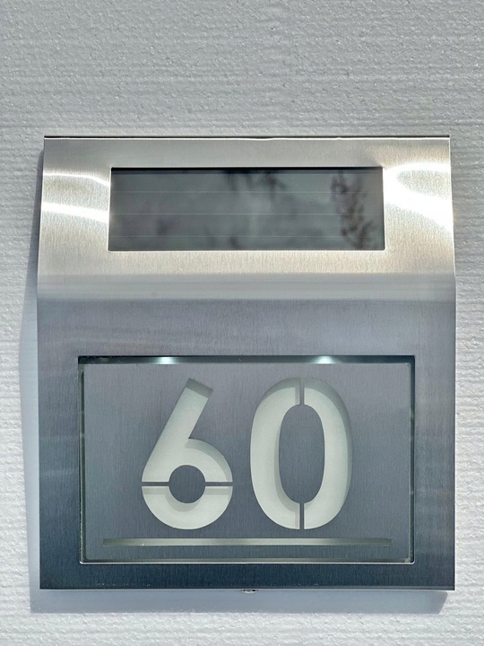 Solarny Numer Domu LED + Tabliczka INOX – Podświetlany, stal
