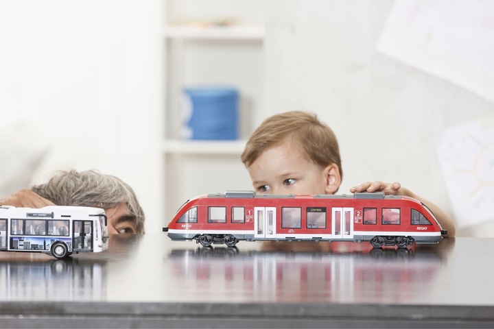 WIELKI POCIĄG MIEJSKI SZYBKI TRAMWAJ KOLEJKA OTWIERANE DRZWI POJAZD 45 CM