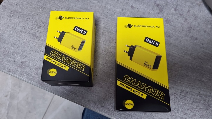 Szybka ładowarka sieciowa GaN II 65W 3A QC 3.0 2x USB C + 1x USB A