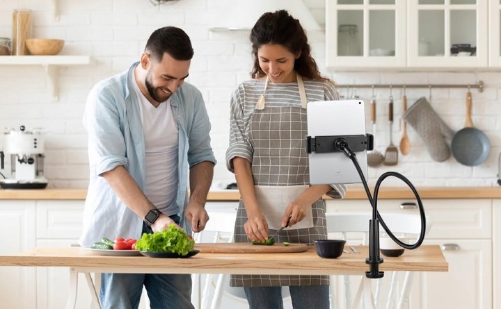 REGULOWANY ELASTYCZNYM UCHWYT NA TELEFON TABLET DO BIURKA NA BLAT 4 -10.5"