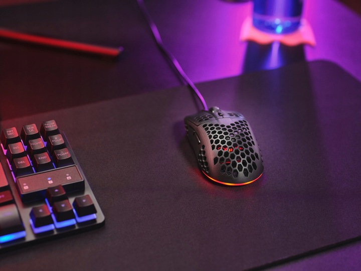 MYSZKA GAMINGOWA PRZEWODOWA ULTRA LEKKA 65g MYSZ KOMPUTEROWA DLA GRACZY LED
