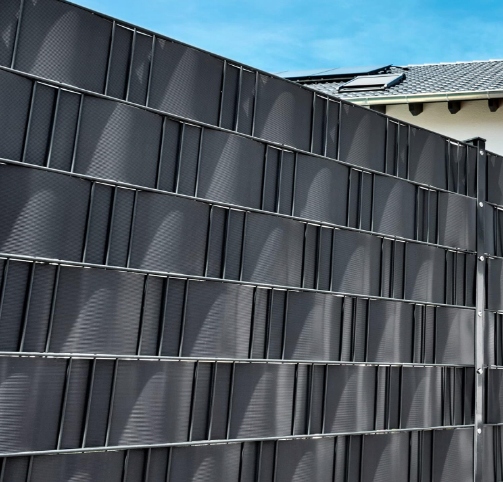 TAŚMA OGRODZENIOWA NA PŁOT 19CM X 50 M + KLIPSY